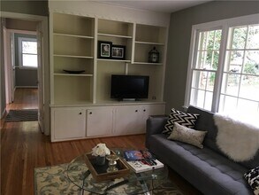 Building Photo - 4 Peachtree Ln