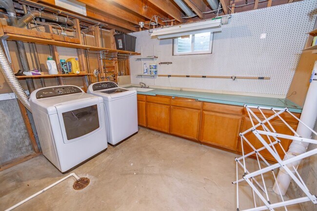 Building Photo - Amazing 3 bed/3 bath rental.  New Flooring!!  Solar Panels!!