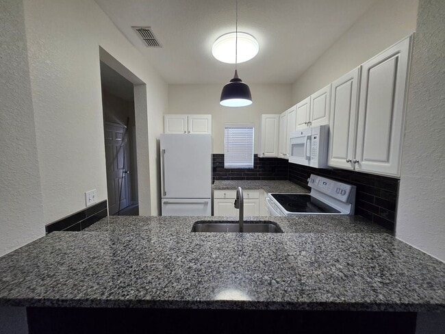 Building Photo - 1 Bed / 1.5 Bath – Magnolia Place | 2-Story Unit in GREAT LOCATION!