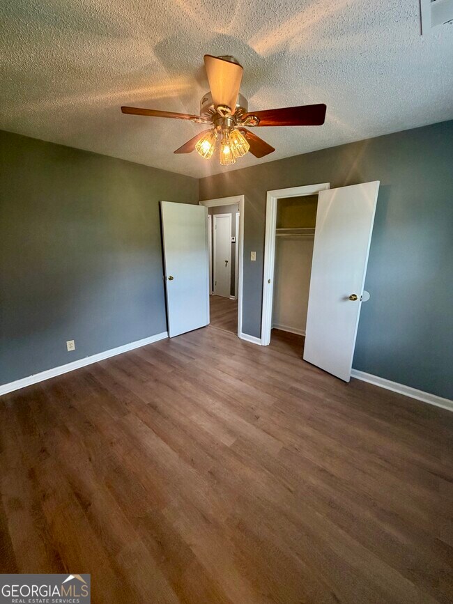 Building Photo - 208 Crescent Dr