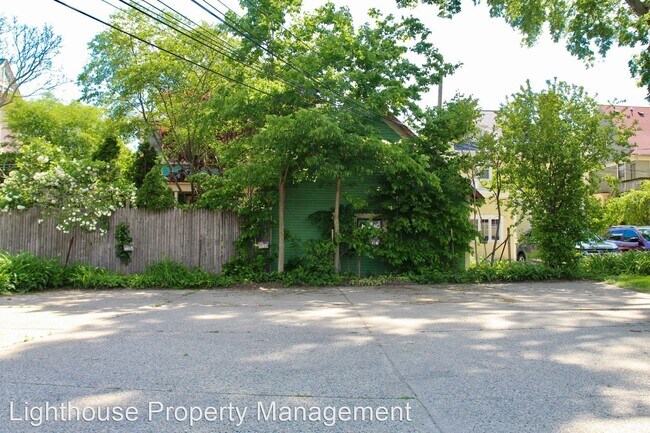 Building Photo - 231 Lyon St NE