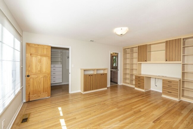 Building Photo - Spacious 3 Bed, 2.5 Bath Home in Quiet Neighborhood w/ AC + Pool!