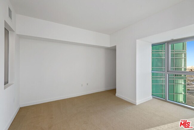 Building Photo - 13700 Marina Pointe Dr