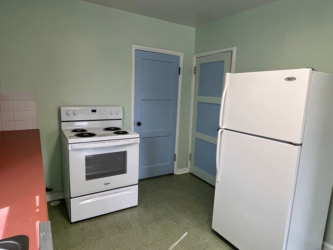 Building Photo - Charming 2-Bedroom Home Downtown Available...