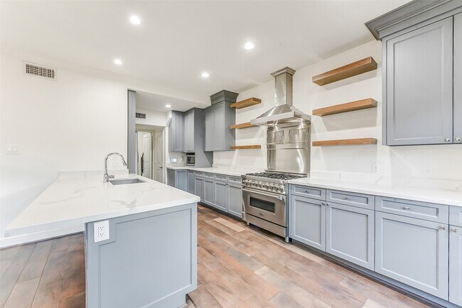 Building Photo - 7505 Brompton St