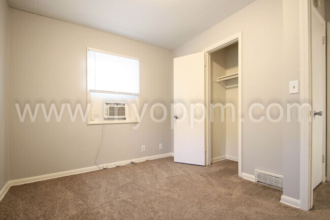 Building Photo - 3 Bedroom / 1 Bath Home Available Now!