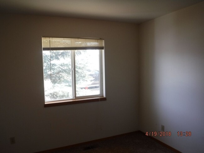 Building Photo - 3 Bedroom Home- Close to Parks and Schools!!- Dog Negotiable!!