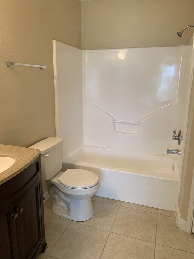 Building Photo - Newly refreshed spacious 2bedrooms,2 baths duplex in Eagle Lake, TX.