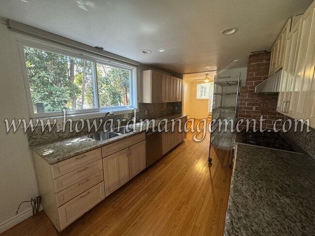 Building Photo - Private and Cozy 4 Bedroom Home located in...
