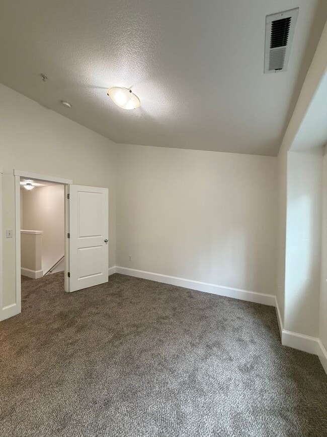 Building Photo - 18425 SW Stepping Stone Dr