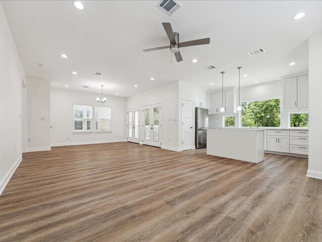 Building Photo - 915 E 37th St