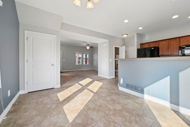 Building Photo - 6914 Dusty Miller Way