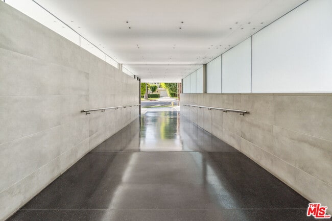 Building Photo - 818 N Doheny Dr