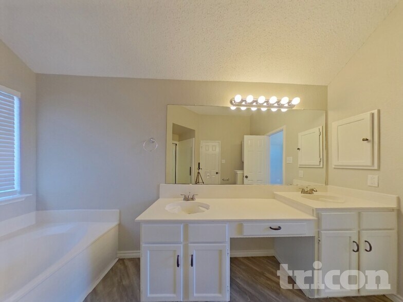 Building Photo - 1233 Clear Creek Dr