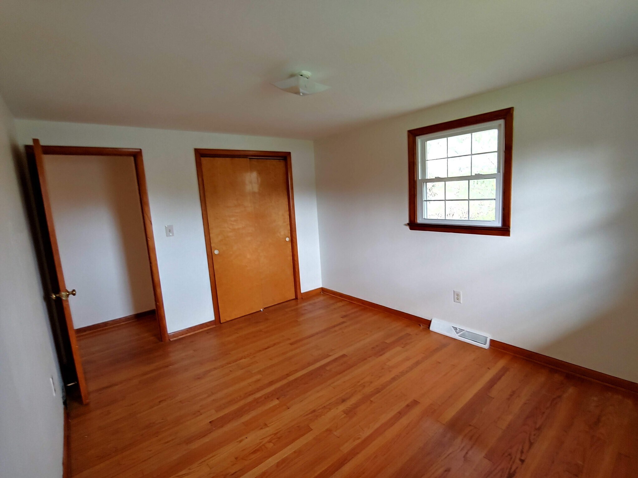 Building Photo - 325 Fairview Dr