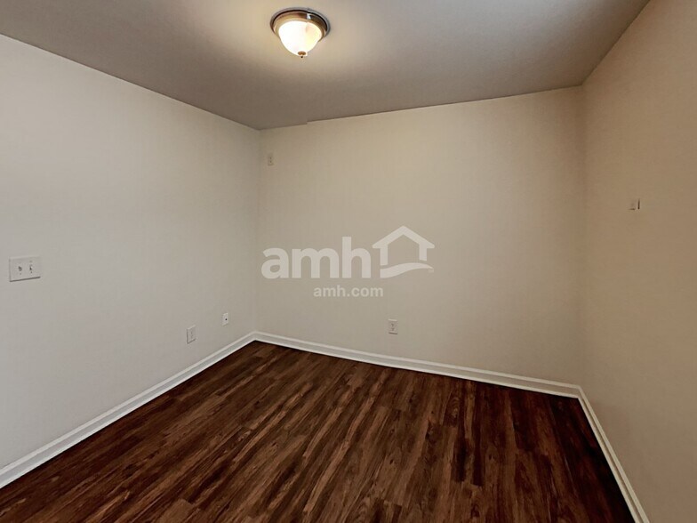 Building Photo - 325 Balaban Cir