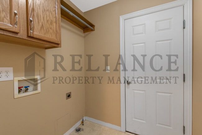 Building Photo - 5911 Hartford Dr