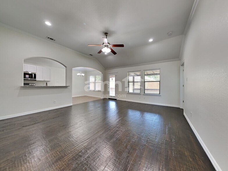 Building Photo - 322 Creekside Way