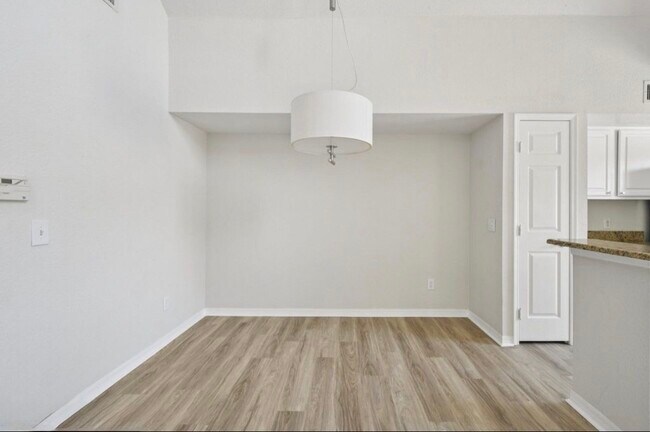 Building Photo - 13700 Richmond Park Dr N