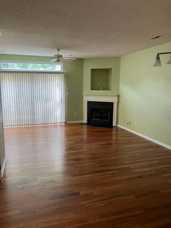 Building Photo - 2 bed, 2.5  bath townhome in Towne Meadows...