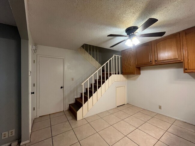 Building Photo - Southside Townhome!!