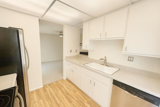 Building Photo - For Rent: 1 Bed / 1 Bath Condo in Lakeside...