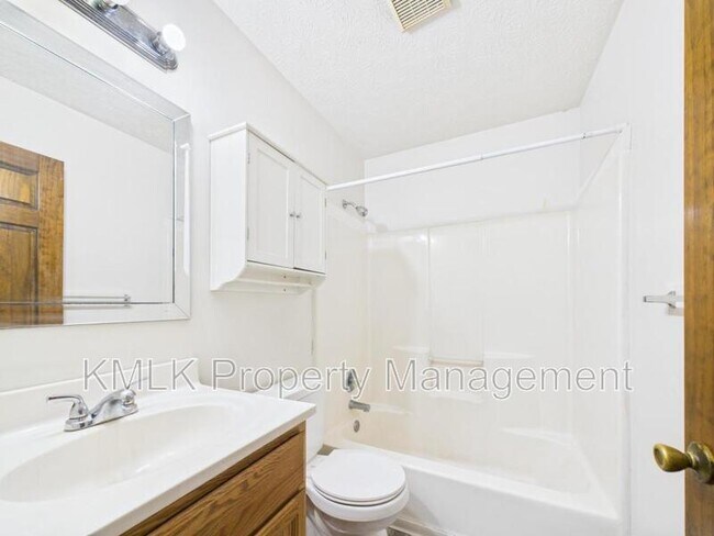 Building Photo - 456 Allyn St