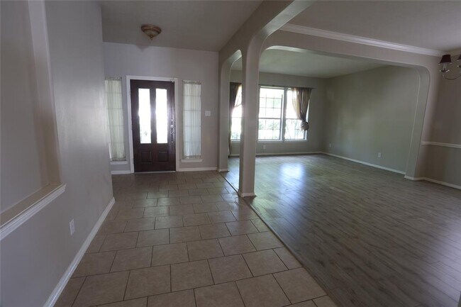 Building Photo - 5547 Linden Rose Ln