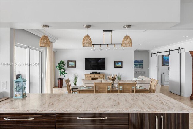 Building Photo - 4902 N Travelers Palm Ln