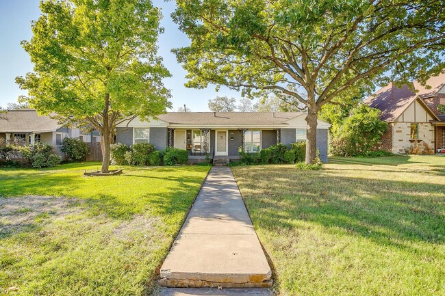 Primary Photo - One Side of Great Duplex Near TCU- 1 Bed, ...
