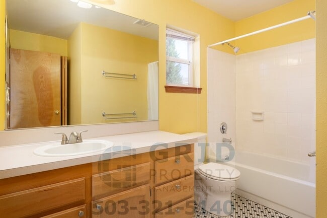 Building Photo - Charming 3 Bedroom Craftsman - Located near Mississippi Avenue!