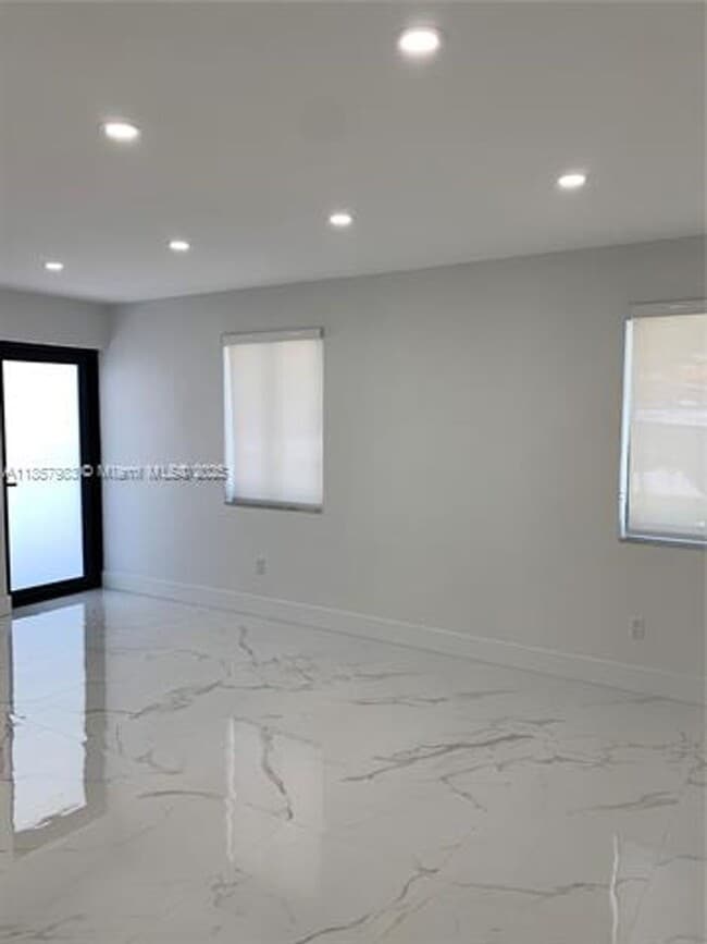 Building Photo - 3260 SW 23rd Ter #3260 MIAMI, FL 33145