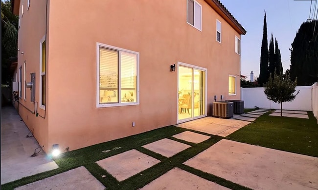 Building Photo - Now Leasing: Modern Arcadia Home – 4 Beds, 4 Baths, Premium Kitchenaid Kitchen, Three-Car Garage ...