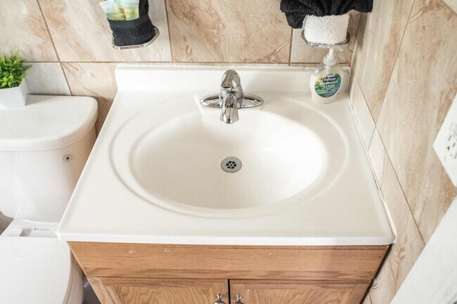 Building Photo - 18732 Dix Toledo Rd