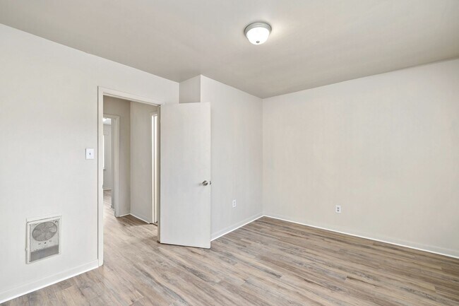 Building Photo - Renovated 3 Bedroom Unit!