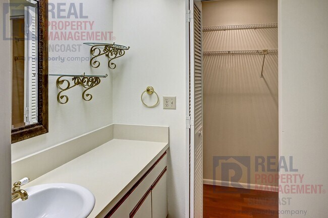 Building Photo - 251 Fenwick Dr