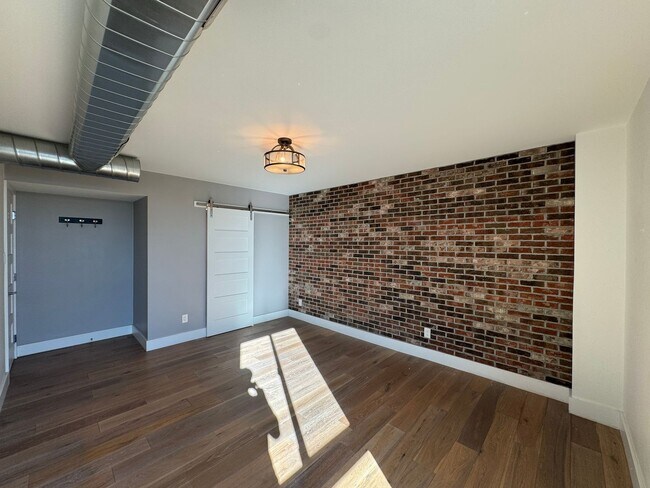 Building Photo - Luxury 2 Bedroom Condo Available at Regency House in Central Phoenix!