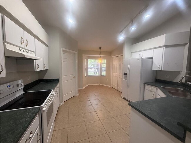 Building Photo - 620 Reflections Loop W