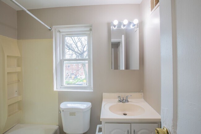 Building Photo - Lovely 2 BR/1 BA EOG Townhome in Brooklyn ...
