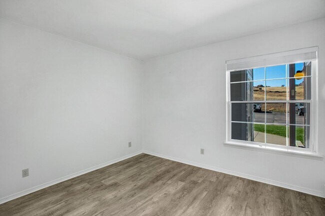 Building Photo - Beautiful Ground Floor Burro Ranch Condo!