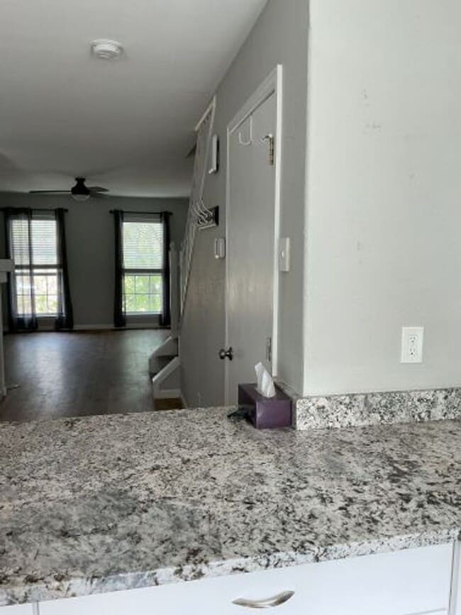 Building Photo - **Newly Upgraded Townhome**