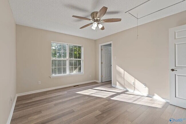 Building Photo - Coming soon!!! "Delightful 3-Bed Retreat in Huntsville with Spacious Living - 1101 Sq Ft!"