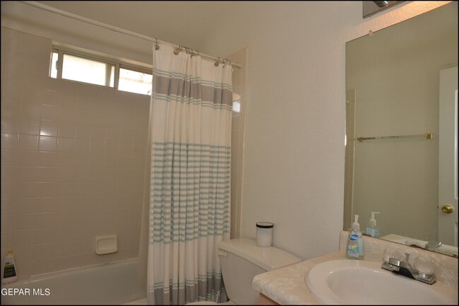 Building Photo - 7528 Luz De Lumbre Ave