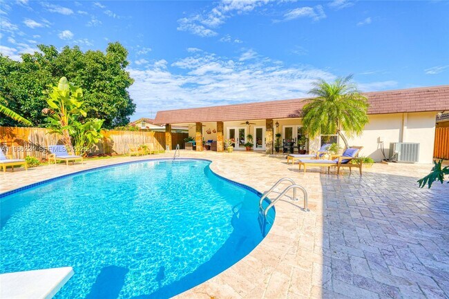 Building Photo - 5826 SW 17th St