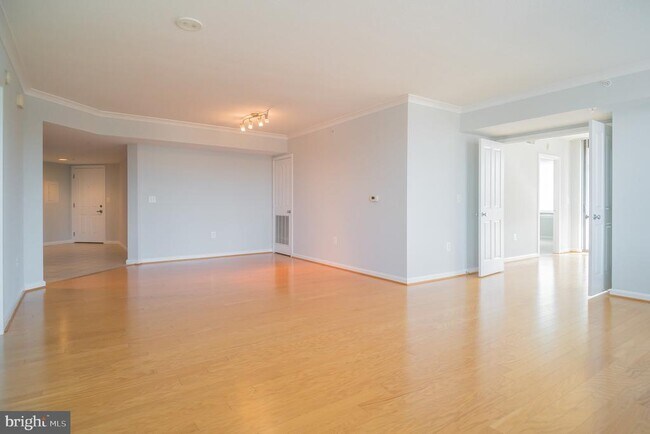 Building Photo - 2220 Fairfax Dr