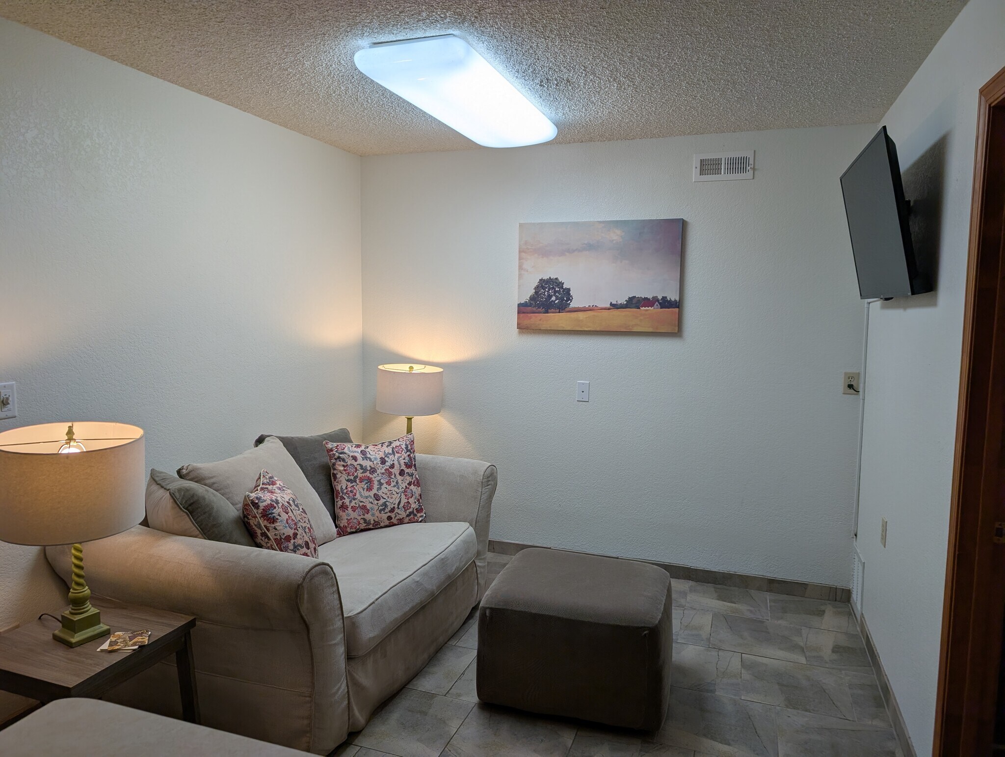 Building Photo - 605 Flora St