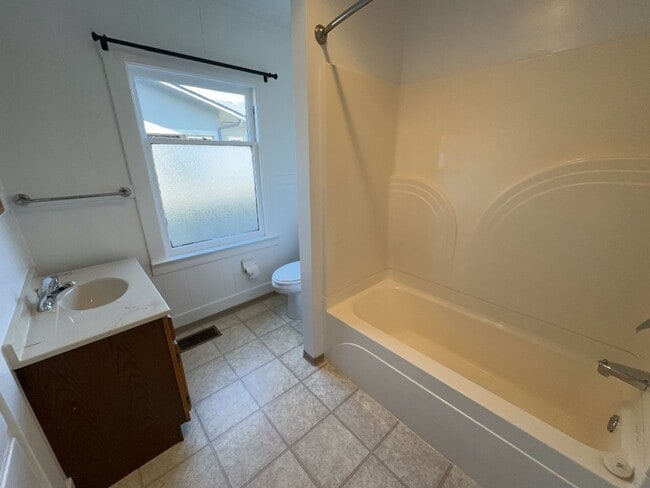 Building Photo - Spacious 3 Bed 1 Bath home located in Eureka