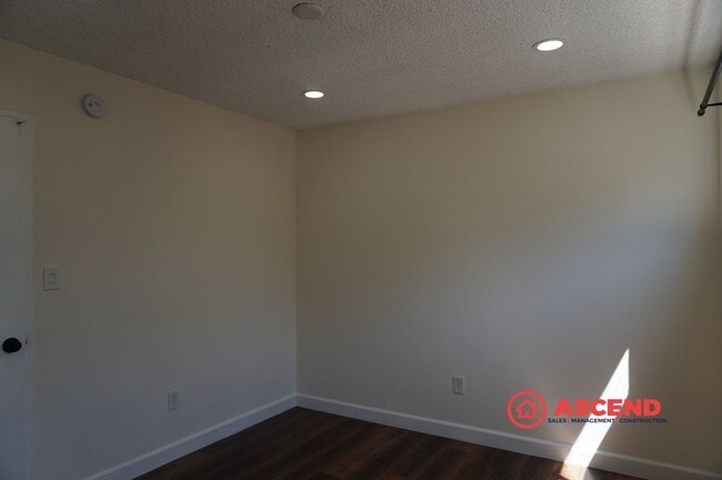 Building Photo - Spacious 4BR/2BA Bakersfield Home with Fireplace