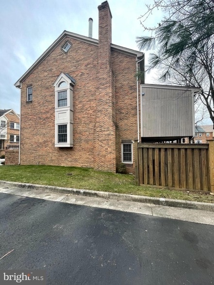 Building Photo - 8012 Merry Oaks Ct