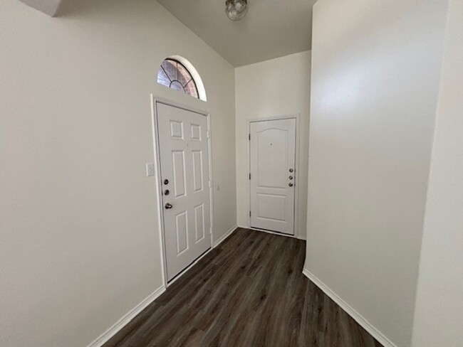 Building Photo - Cute 3 bedroom